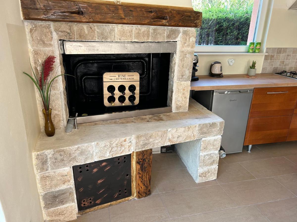 Dora House With Wifi And Outdoor Swimming Pool Βίλα Πούλα Εξωτερικό φωτογραφία